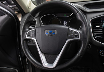 Подержанный автомобиль Geely Emgrand X7 2019 года (15 фото)