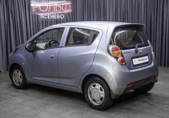 Подержанный автомобиль Chevrolet Spark 2011 года (7 фото)