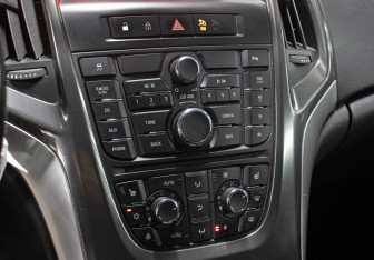 Подержанный автомобиль Opel Astra Hatchback 2011 года (18 фото)