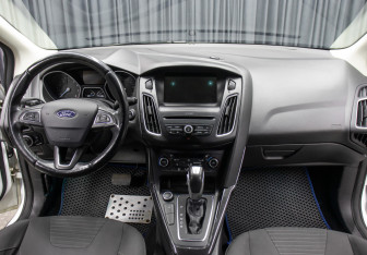 Подержанный автомобиль Ford Focus Hatchback 2017 года (14 фото)