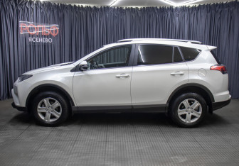 Подержанный автомобиль Toyota RAV4 2018 года (8 фото)