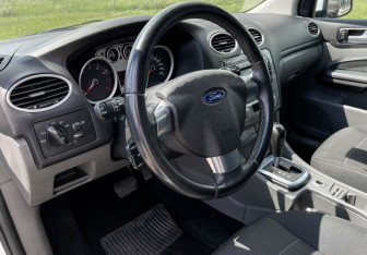 Подержанный автомобиль Ford Focus Sedan 2010 года (13 фото)