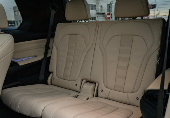 Подержанный автомобиль BMW X7 2021 года (18 фото)