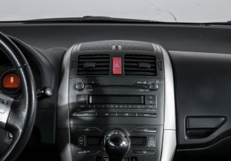Подержанный автомобиль Toyota Auris Hatchback 2008 года (13 фото)