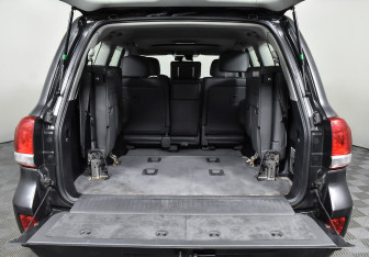 Подержанный автомобиль Toyota Land Cruiser Suv 2010 года (19 фото)