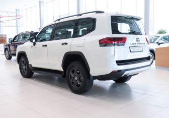 Новый Toyota Land Cruiser Suv 2025 (3 фото)