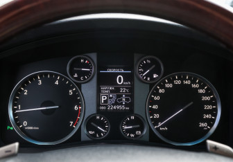 Подержанный автомобиль Lexus LX 2013 года (15 фото)