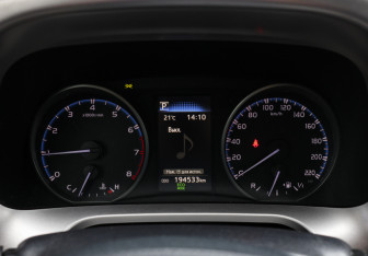 Подержанный автомобиль Toyota RAV4 2018 года (13 фото)