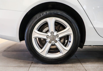 Подержанный автомобиль Audi A4 Sedan 2014 года (25 фото)