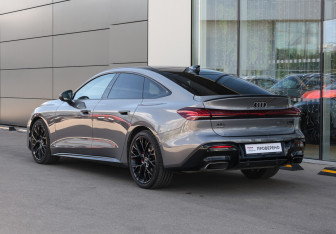 Подержанный автомобиль Audi A5 Liftback 2025 года (7 фото)