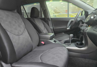Подержанный автомобиль Toyota RAV4 2011 года (10 фото)