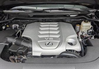 Подержанный автомобиль Lexus LX 2017 года (9 фото)
