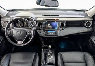Подержанный автомобиль Toyota RAV4 2019 года (14 фото)
