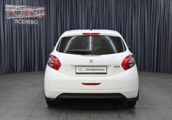 Подержанный автомобиль Peugeot 208 2013 года (6 фото)