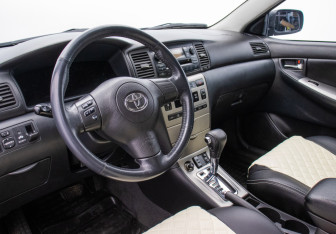 Подержанный автомобиль Toyota Corolla Hatchback 2005 года (9 фото)