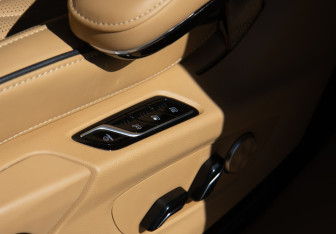 Подержанный автомобиль Voyah Dream 2023 года (17 фото)