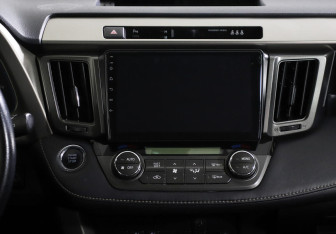 Подержанный автомобиль Toyota RAV4 2015 года (8 фото)