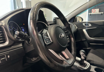 Подержанный автомобиль Kia Ceed Wagon 2019 года (12 фото)