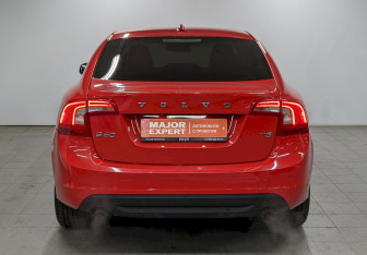Подержанный автомобиль Volvo S60 2012 года (6 фото)
