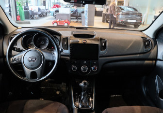 Подержанный автомобиль Kia Cerato Sedan 2010 года (9 фото)