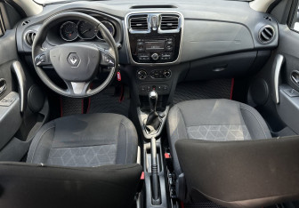 Подержанный автомобиль Renault Sandero 2016 года (11 фото)