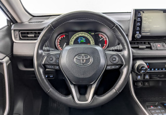 Подержанный автомобиль Toyota RAV4 2021 года (21 фото)