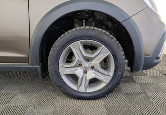 Подержанный автомобиль Renault Sandero 2021 года (18 фото)