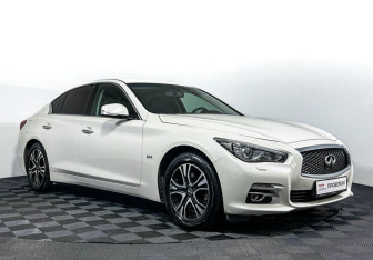 Подержанный автомобиль Infiniti Q50 2016 года (3 фото)