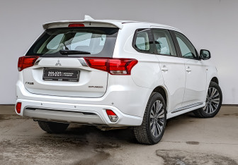 Подержанный автомобиль Mitsubishi Outlander 2022 года (5 фото)