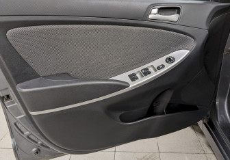 Подержанный автомобиль Hyundai Solaris Hatchback 2012 года (11 фото)