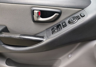 Подержанный автомобиль Hyundai Grand Starex 2010 года (21 фото)
