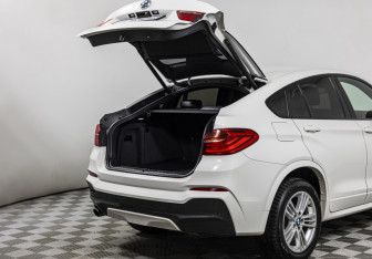 Подержанный автомобиль BMW X4 2017 года (18 фото)