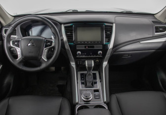 Подержанный автомобиль Mitsubishi Montero Sport 2023 года (13 фото)