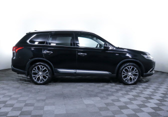 Подержанный автомобиль Mitsubishi Outlander 2018 года (4 фото)