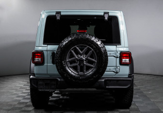 Подержанный автомобиль Jeep Wrangler 2024 года (6 фото)