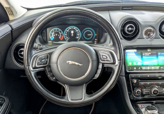 Подержанный автомобиль Jaguar XJ 2019 года (22 фото)