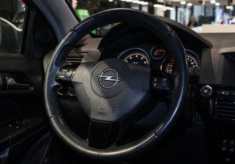 Подержанный автомобиль Opel Astra Hatchback 2008 года (20 фото)
