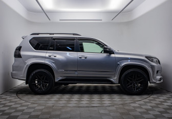 Подержанный автомобиль Toyota Land Cruiser Prado 2021 года (4 фото)