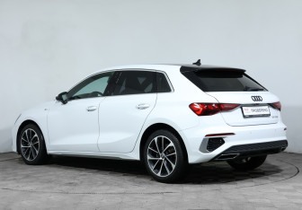 Подержанный автомобиль Audi A3 Hatchback 2021 года (7 фото)