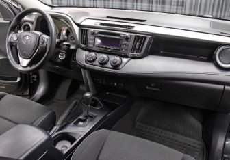 Подержанный автомобиль Toyota RAV4 2015 года (11 фото)