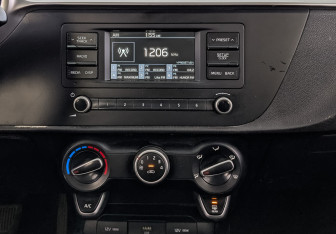 Подержанный автомобиль Kia Rio Hatchback 2021 года (15 фото)