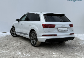 Подержанный автомобиль Audi Q7 2016 года (7 фото)