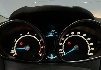 Подержанный автомобиль Ford Fiesta Hatchback 2015 года (11 фото)