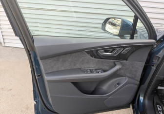 Подержанный автомобиль Audi Q7 2022 года (19 фото)
