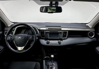 Подержанный автомобиль Toyota RAV4 2015 года (8 фото)