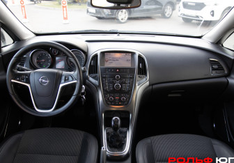 Подержанный автомобиль Opel Astra Hatchback 2011 года (11 фото)