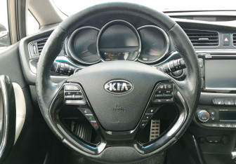 Подержанный автомобиль Kia Ceed Hatchback 2013 года (12 фото)