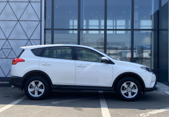 Подержанный автомобиль Toyota RAV4 2013 года (4 фото)