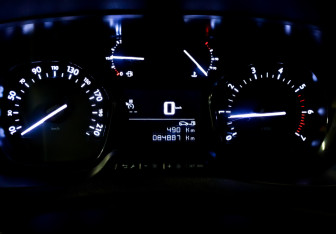 Подержанный автомобиль Peugeot Traveller 2021 года (13 фото)
