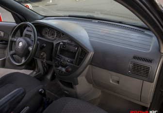 Подержанный автомобиль Kia Carens 2005 года (9 фото)